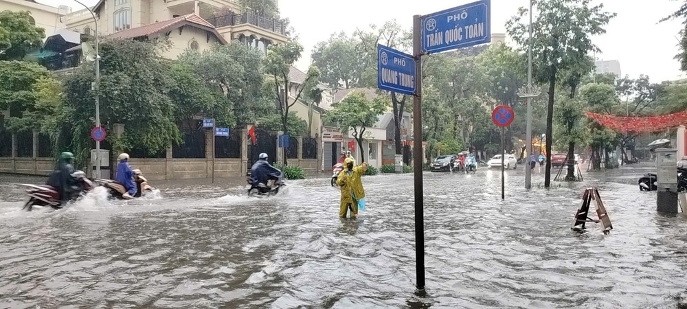 Mưa trắng trời, Hà Nội ngập khắp nơi - Ảnh 14.
