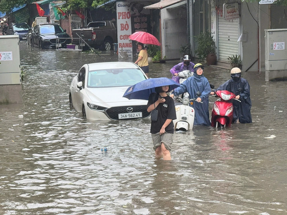 Mưa trắng trời, Hà Nội ngập khắp nơi - Ảnh 25.