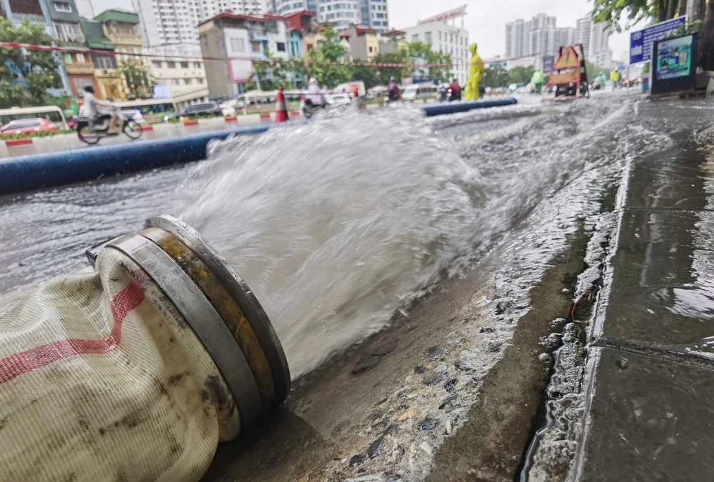 Mưa trắng trời, Hà Nội ngập khắp nơi - Ảnh 33.