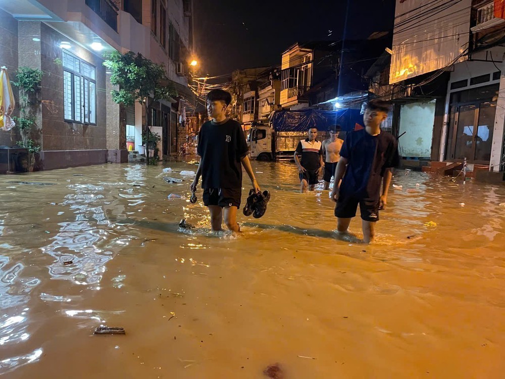 Người dân Lào Cai tất bật chạy lũ do nước sông Hồng dâng cao - Ảnh 3.