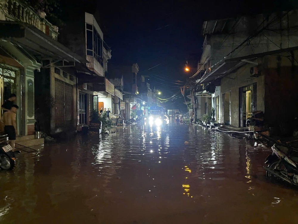 Người dân Lào Cai tất bật chạy lũ do nước sông Hồng dâng cao - Ảnh 1.