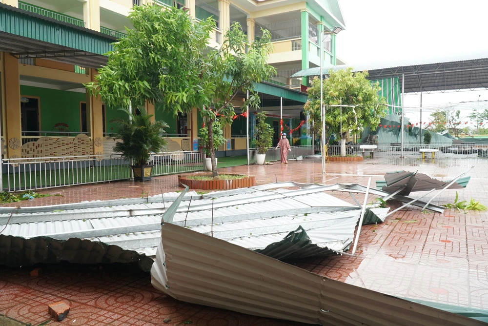 Nhiều trường học ở Nghệ An tan hoang sau bão số 5 - Ảnh 14.