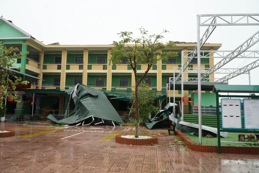 Nhiều trường học ở Nghệ An tan hoang sau bão số 5 - Ảnh 10.