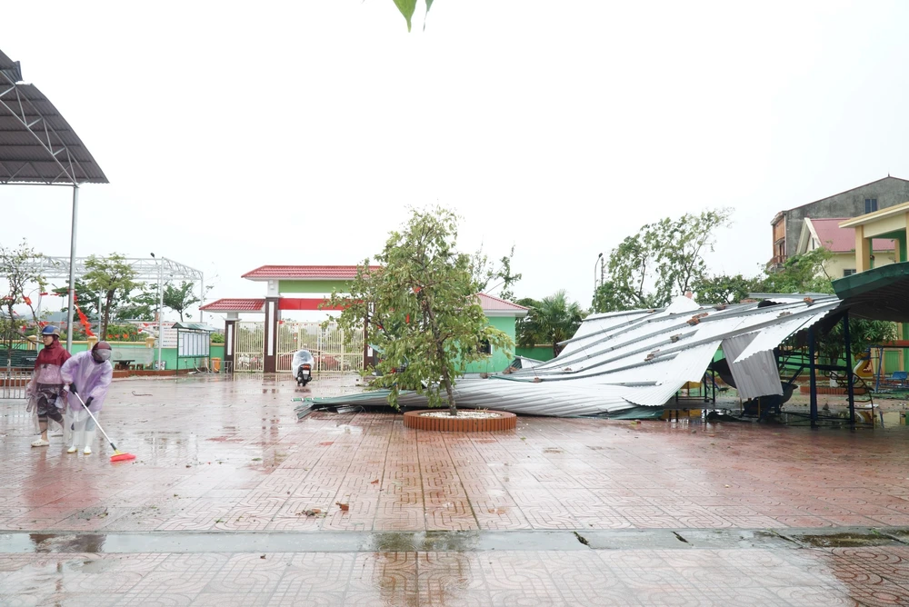 Nhiều trường học ở Nghệ An tan hoang sau bão số 5 - Ảnh 9.