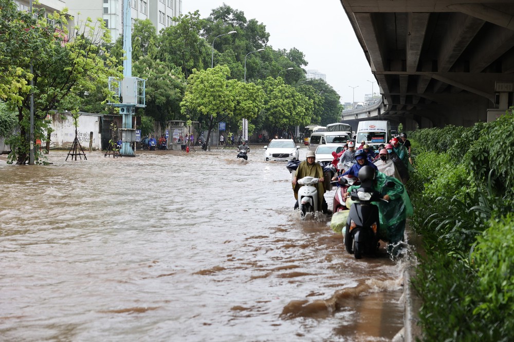 Hà Nội: Nước rút chậm, vẫn còn nhiều điểm ùn tắc do ngập úng - Ảnh 9.
