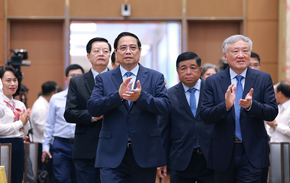 Thủ tướng chủ trì Hội nghị tổng kết Chương trình và Phong trào thi đua “Cả nước chung tay xóa nhà tạm, nhà dột nát” - Ảnh 1.