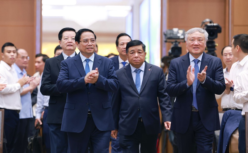 Thủ tướng chủ trì Hội nghị tổng kết Chương trình và Phong trào thi đua “Cả nước chung tay xóa nhà tạm, nhà dột nát” - Ảnh 2.