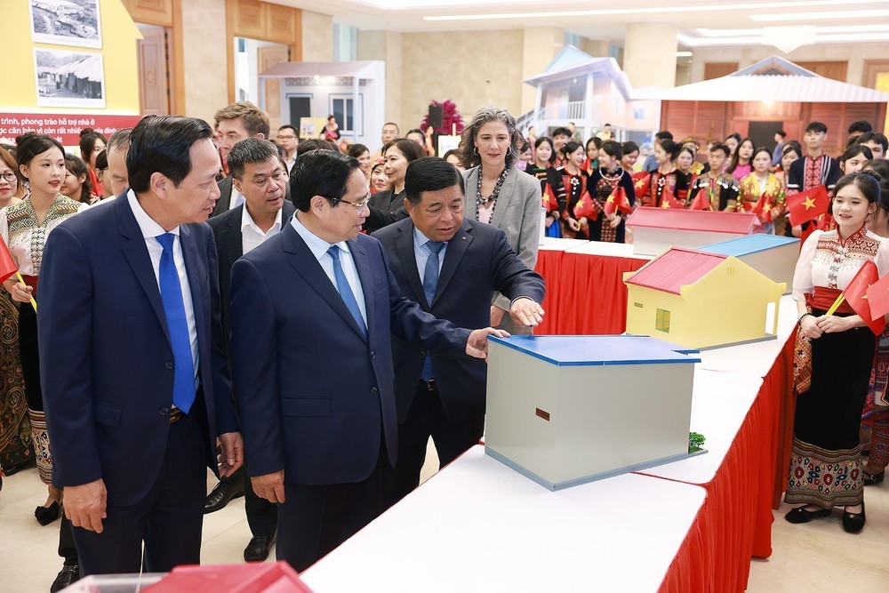 Thủ tướng chủ trì Hội nghị tổng kết Chương trình và Phong trào thi đua “Cả nước chung tay xóa nhà tạm, nhà dột nát” - Ảnh 11.