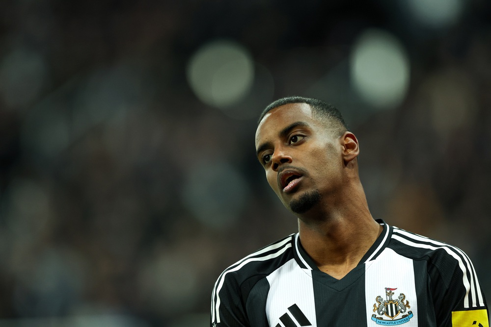 Quan điểm: Newcastle cần phải dứt khoát với Isak - Ảnh 1.