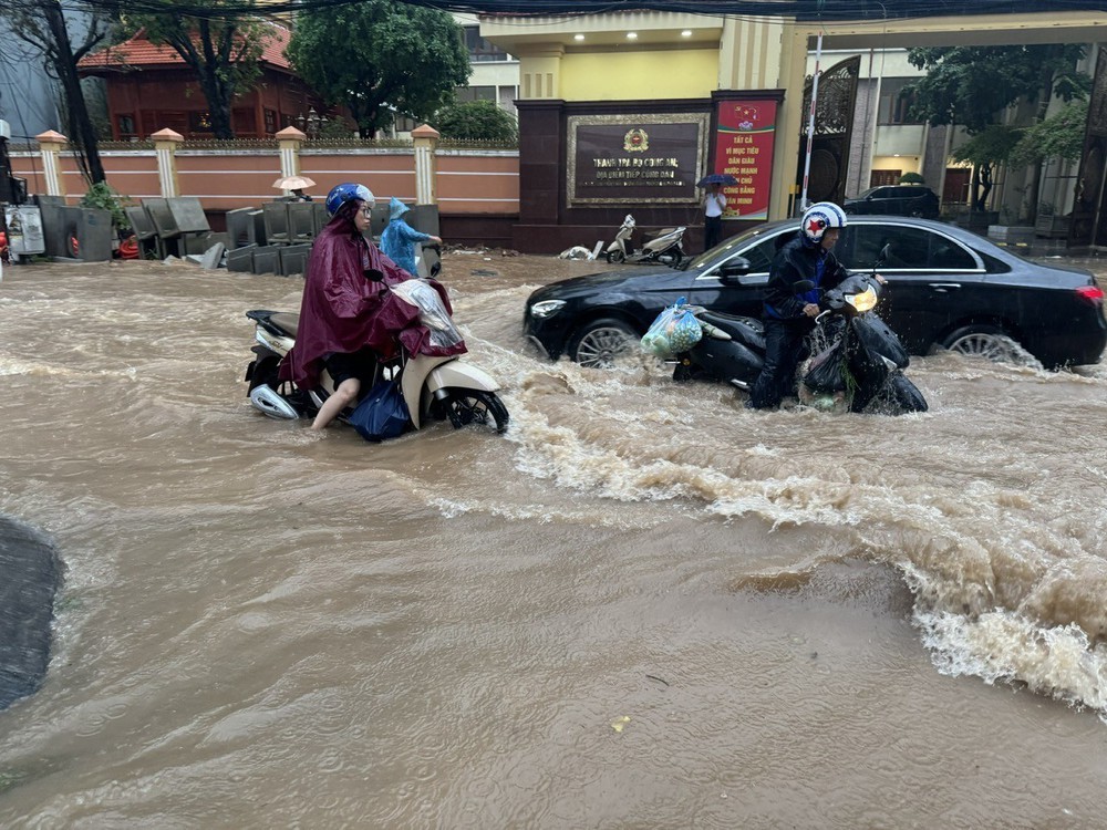 Cảnh báo ngập úng, sạt lở đất khu vực Hà Nội - Ảnh 2.