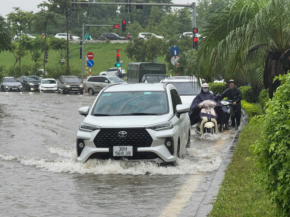 Dự báo thời tiết ngày 28/8: Áp thấp nhiệt đới tiến vào Biển Đông, nguy cơ lốc xoáy và mưa lớn nhiều nơi - Ảnh 2.