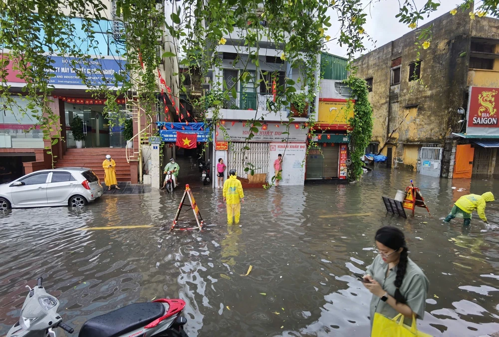 Hà Nội phân luồng giao thông các vị trí bị ngập úng sau bão số 5 - Ảnh 1.