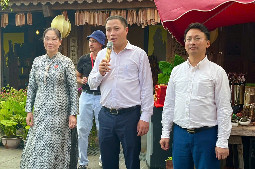 Phóng viên quốc tế khám phá làng gốm Bát Tràng, quảng bá di sản Hà Nội - Ảnh 3. Phóng viên quốc tế khám phá làng gốm Bát Tràng, quảng bá di sản Hà Nội - Ảnh 3.