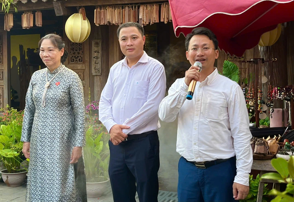 Phóng viên quốc tế khám phá làng gốm Bát Tràng, quảng bá di sản Hà Nội - Ảnh 5. Phóng viên quốc tế khám phá làng gốm Bát Tràng, quảng bá di sản Hà Nội - Ảnh 5.