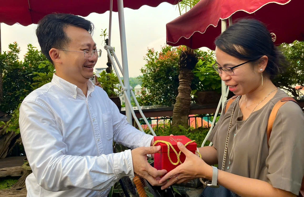 Phóng viên quốc tế khám phá làng gốm Bát Tràng, quảng bá di sản Hà Nội - Ảnh 6. Phóng viên quốc tế khám phá làng gốm Bát Tràng, quảng bá di sản Hà Nội - Ảnh 6.