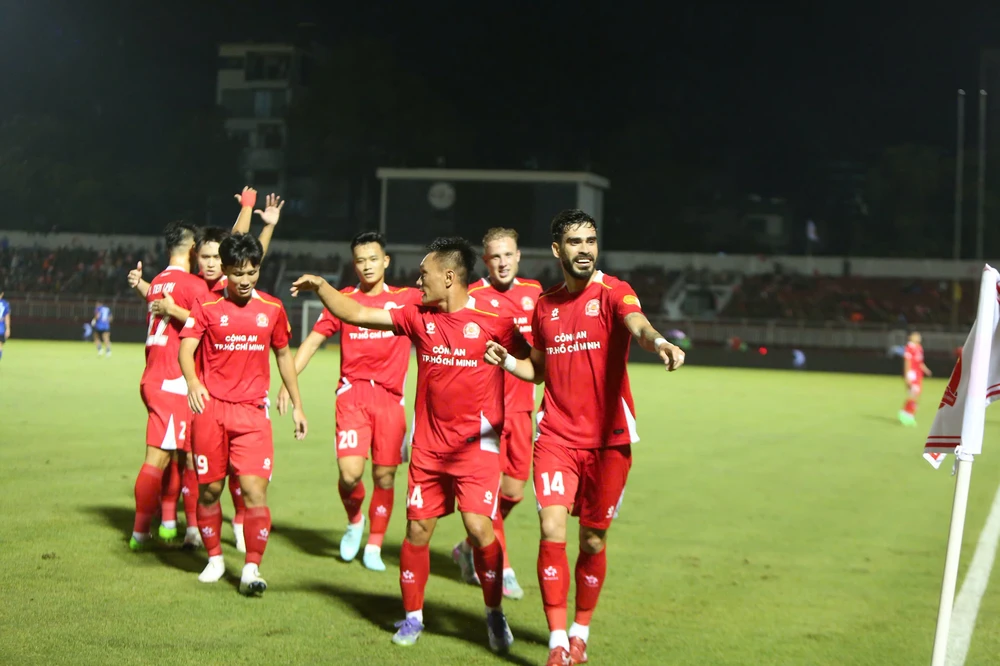 CAHN đánh bại Hà Nội FC 4-2 trong ‘đại tiệc bàn thắng’ tại Hàng Đẫy