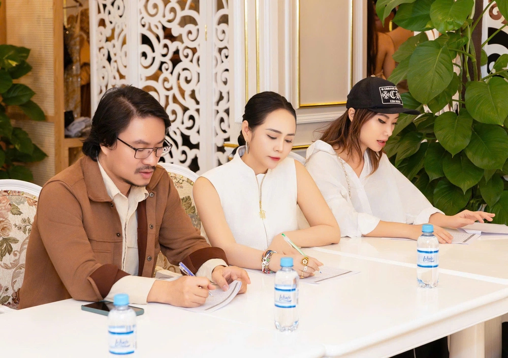 NTK Thanh Hương cùng dàn người mẫu trước giờ G của Vietnam Beauty Fashion Fest - Ảnh 2.