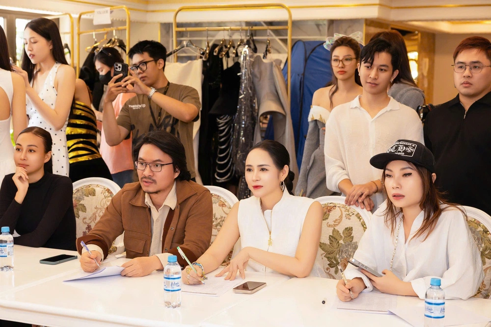 NTK Thanh Hương cùng dàn người mẫu trước giờ G của Vietnam Beauty Fashion Fest - Ảnh 1.