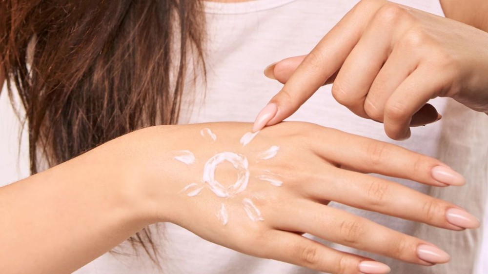 Hướng dẫn chăm sóc da vùng cổ và tay đúng cách tại nhà - Ảnh 3.