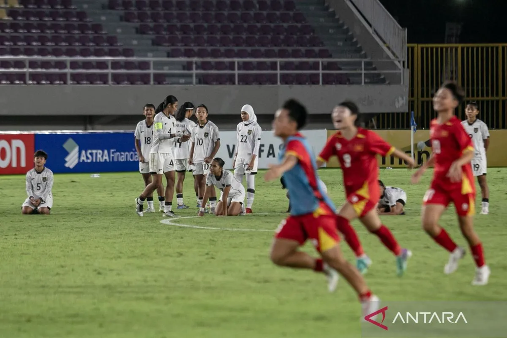 Cầu thủ Indonesia bật khóc sau khi thua tuyển trẻ Việt Nam ở loạt luân lưu kịch tính - Ảnh 2.