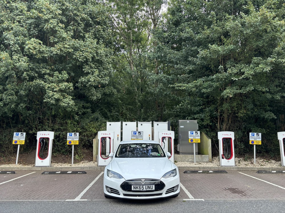 Xe điện Trung Quốc thách thức &quot;ngôi vương&quot; của Tesla tại châu Âu - Ảnh 2.