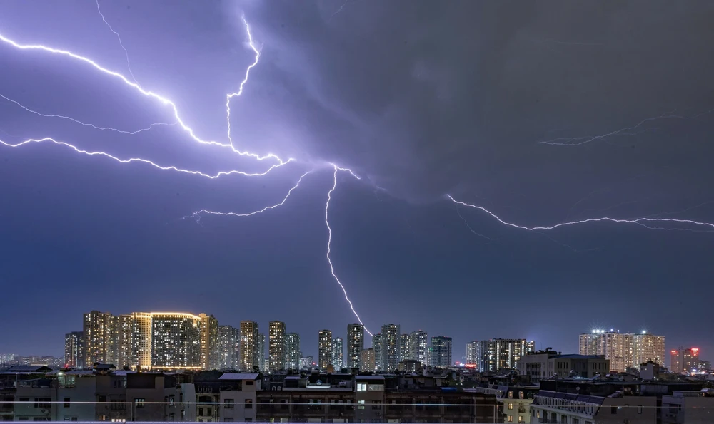 Cảnh báo mưa dông tại Hà Nội, lũ và mưa lớn ở nhiều khu vực - Ảnh 2.