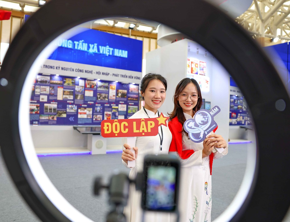 Khu trưng bày của TTXVN tại Triển lãm 80 năm thành tựu Đất nước thu hút đông đảo nhân dân - Ảnh 10.