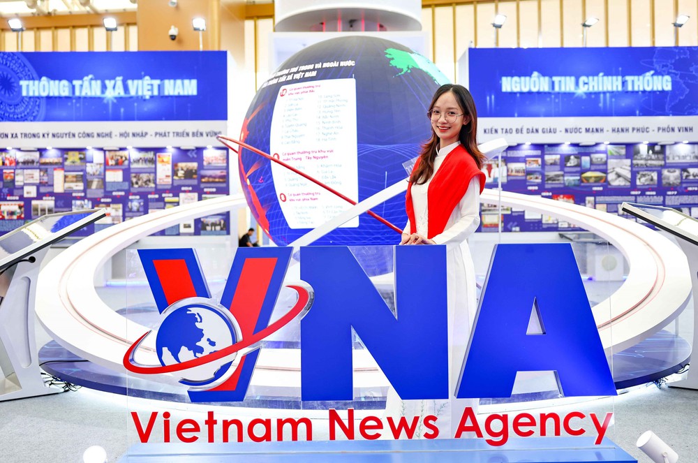 Khu trưng bày của TTXVN tại Triển lãm 80 năm thành tựu Đất nước thu hút đông đảo nhân dân - Ảnh 2.
