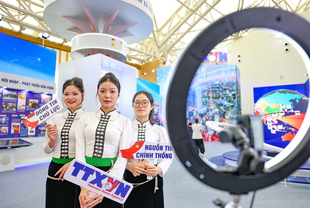 Khu trưng bày của TTXVN tại Triển lãm 80 năm thành tựu Đất nước thu hút đông đảo nhân dân - Ảnh 7.