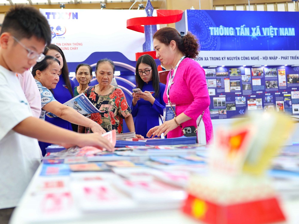 Khu trưng bày của TTXVN tại Triển lãm 80 năm thành tựu Đất nước thu hút đông đảo nhân dân - Ảnh 4.