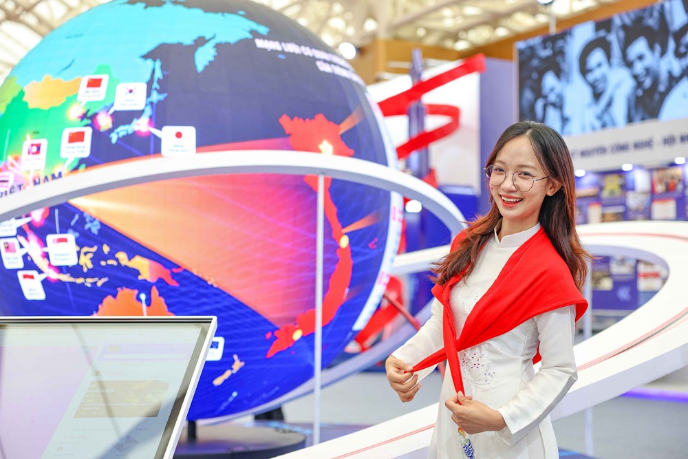 Khu trưng bày của TTXVN tại Triển lãm 80 năm thành tựu Đất nước thu hút đông đảo nhân dân - Ảnh 3.
