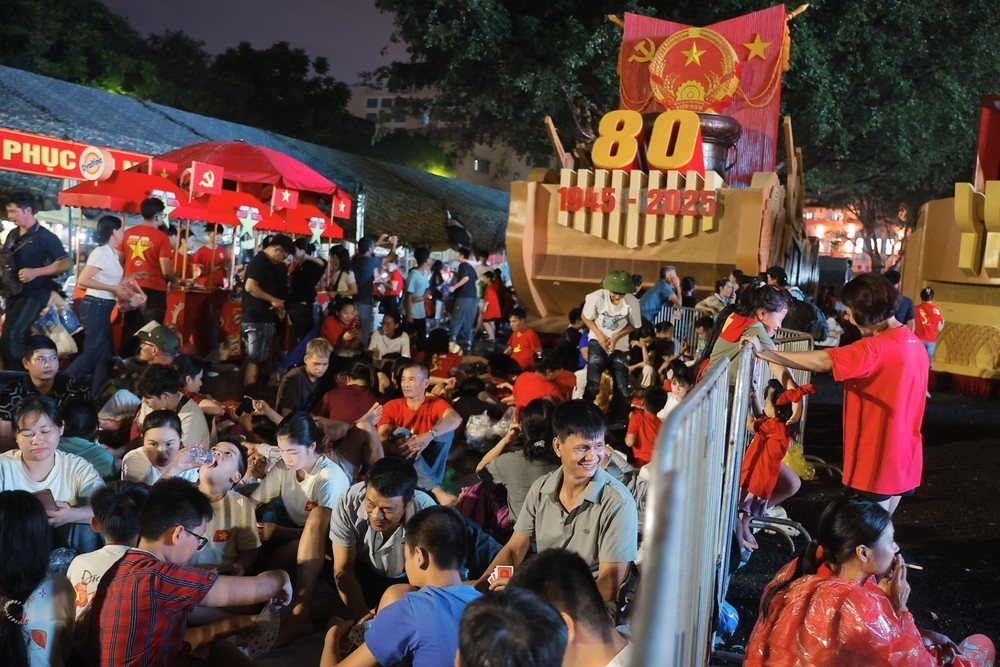 Người dân tập trung chờ xem Tổng duyệt Lễ diễu binh, diễu hành A80 - Ảnh 2.