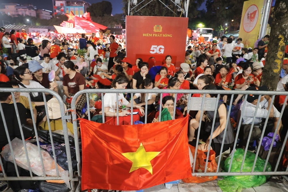 Người dân tập trung chờ xem Tổng duyệt Lễ diễu binh, diễu hành A80 - Ảnh 4.
