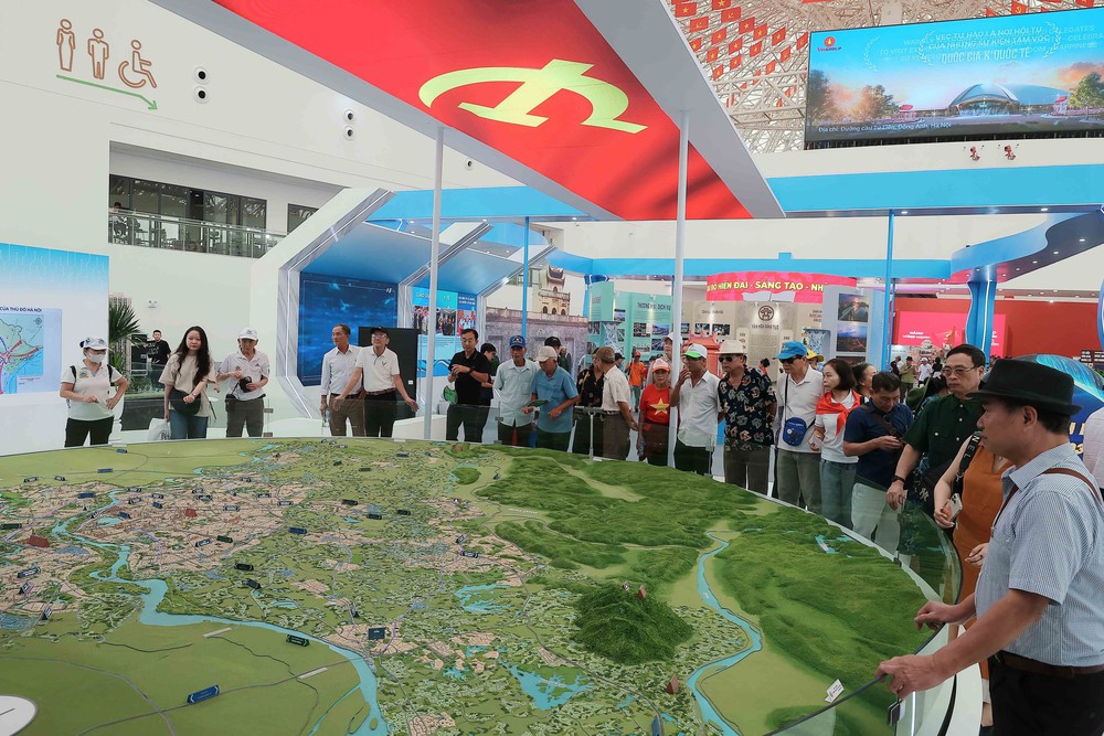 Người dân tiếp tục đổ về tham quan Triển lãm “80 năm Hành trình Độc lập - Tự do - Hạnh phúc” - Ảnh 5.