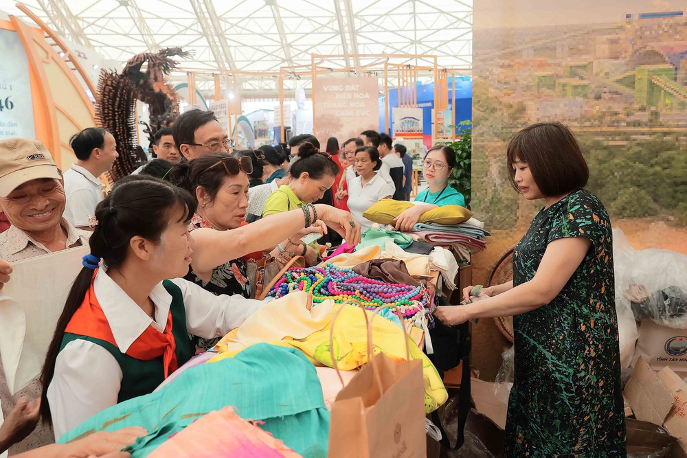 Người dân tiếp tục đổ về tham quan Triển lãm “80 năm Hành trình Độc lập - Tự do - Hạnh phúc” - Ảnh 7.