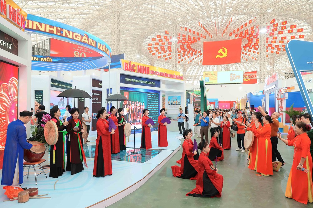 Người dân tiếp tục đổ về tham quan Triển lãm “80 năm Hành trình Độc lập - Tự do - Hạnh phúc” - Ảnh 6.