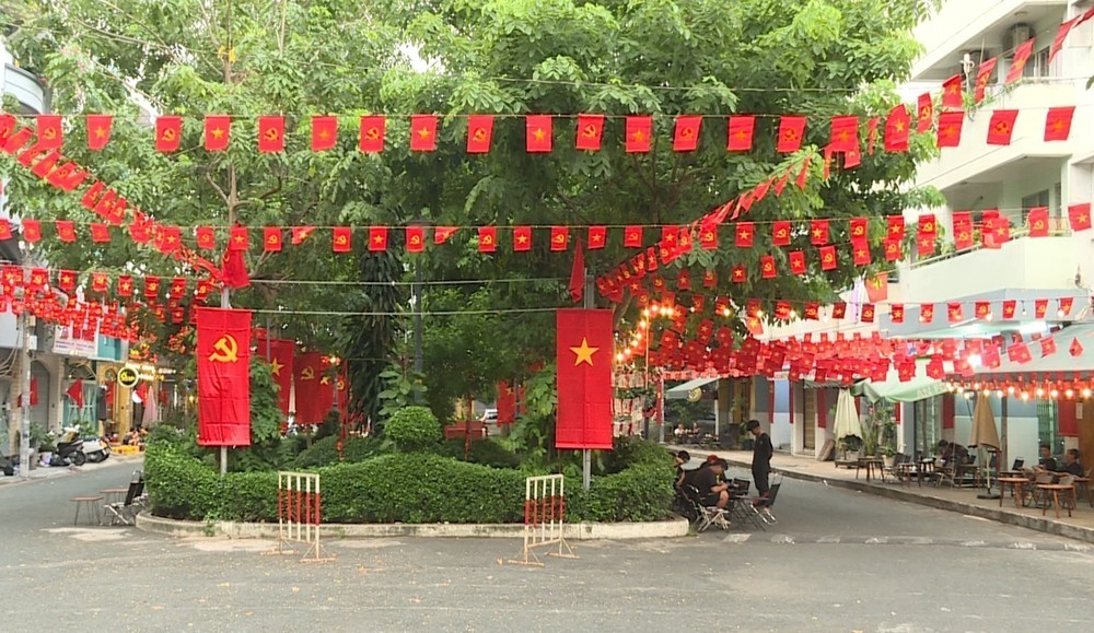 TP. Hồ Chí Minh rực rỡ cờ đỏ sao vàng mừng Quốc khánh - Ảnh 3.