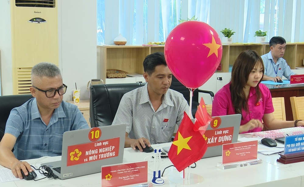 TP. Hồ Chí Minh rực rỡ cờ đỏ sao vàng mừng Quốc khánh - Ảnh 2.