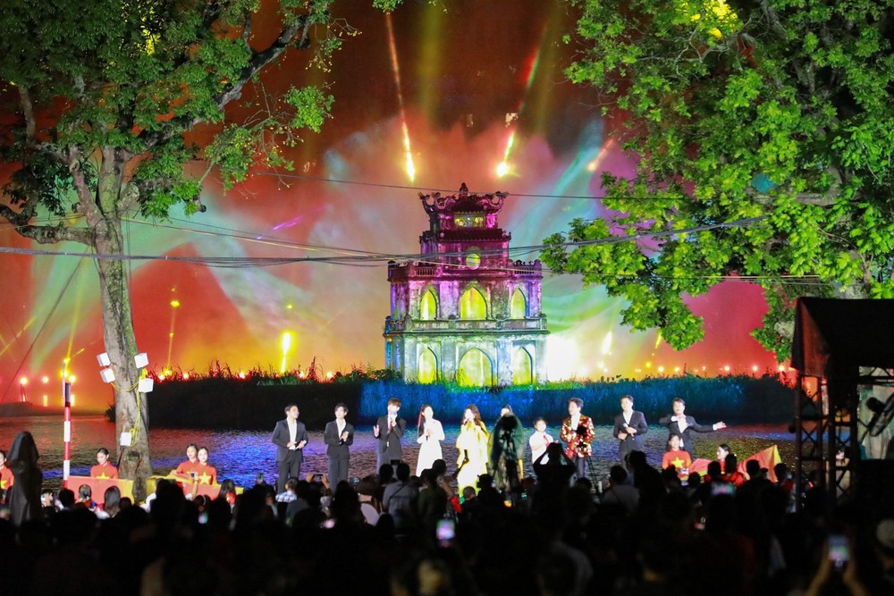 Trình diễn ánh sáng &quot;Hà Nội rạng rỡ&quot; tại Hồ Hoàn Kiếm - Ảnh 7.