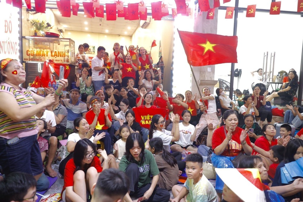 Không khí lễ hội trên hè phố Hà Nội chờ xem tổng duyệt - Ảnh 2.