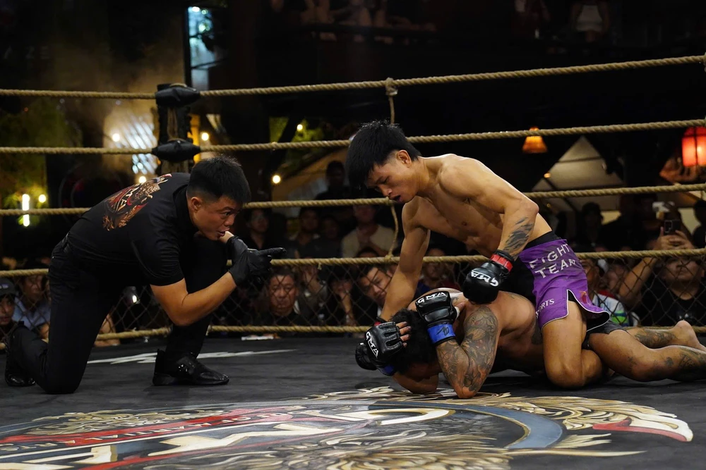 Đệ tử Johnny Trí Nguyễn xuất sắc đánh bại nhà vô địch Indonesia trong hơn 1 phút - Ảnh 2. Đệ tử Johnny Trí Nguyễn xuất sắc đánh bại nhà vô địch Indonesia trong hơn 1 phút - Ảnh 2.