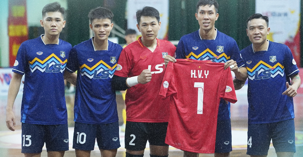 "Người nhện" Hồ Văn Ý được đồng đội tri ân đầy cảm xúc - Ảnh 3. "Người nhện" Hồ Văn Ý được đồng đội tri ân đầy cảm xúc - Ảnh 3.