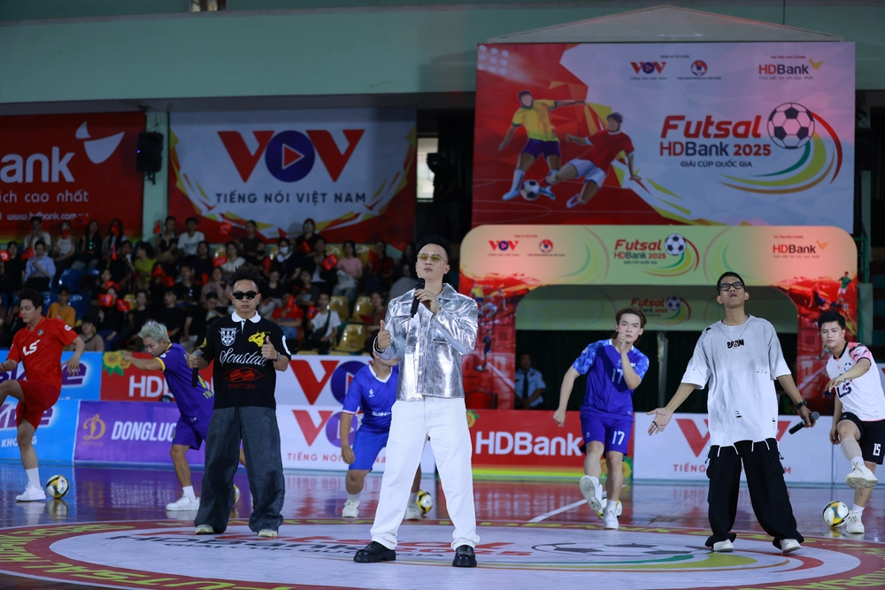 "Người nhện" Hồ Văn Ý được đồng đội tri ân đầy cảm xúc - Ảnh 2. "Người nhện" Hồ Văn Ý được đồng đội tri ân đầy cảm xúc - Ảnh 2.