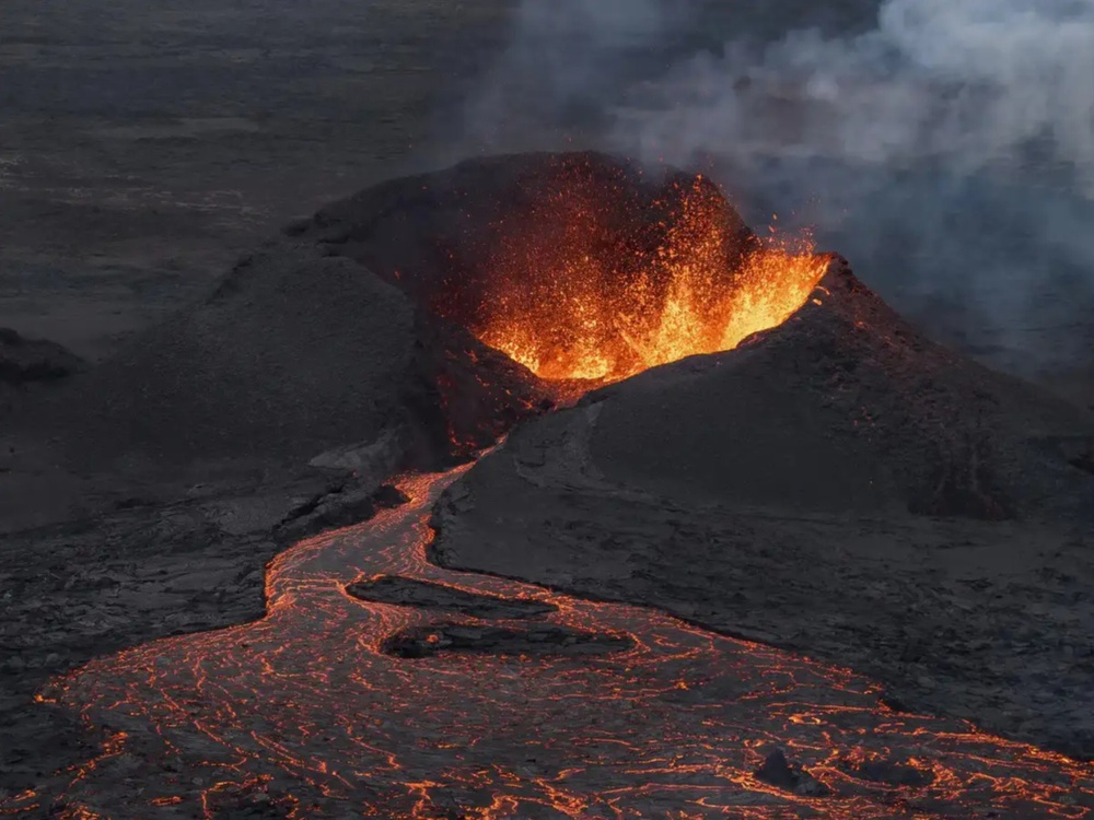 Núi lửa ở Kamchatka (Nga) “thức giấc” sau 600 năm - Ảnh 2.