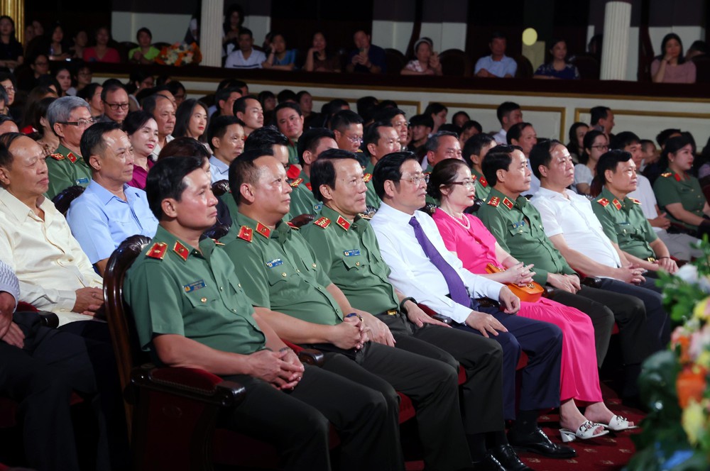 Nhiều ca khúc mới trong chương trình “Bản hùng ca Công an nhân dân Việt Nam” - Ảnh 1. Nhiều ca khúc mới trong chương trình “Bản hùng ca Công an nhân dân Việt Nam” - Ảnh 1.