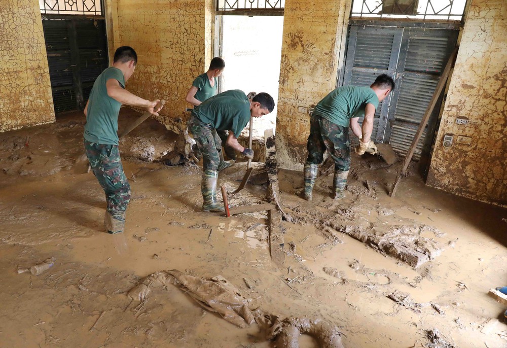 Điện Biên: Người dân Suối Lư tích cực dọn dẹp nhà cửa sau lũ dữ - Ảnh 4. Điện Biên: Người dân Suối Lư tích cực dọn dẹp nhà cửa sau lũ dữ - Ảnh 4.