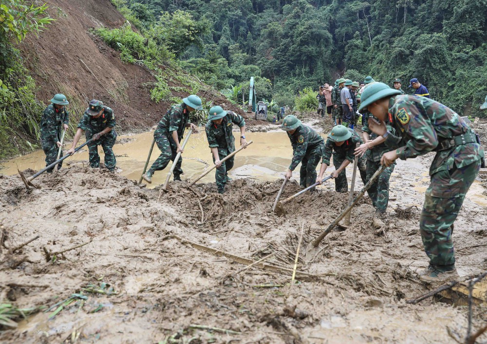 Thủ tướng Chính phủ chỉ đạo tập trung khắc phục hậu quả mưa lũ, lũ quét, sạt lở đất tại 3 tỉnh - Ảnh 9.