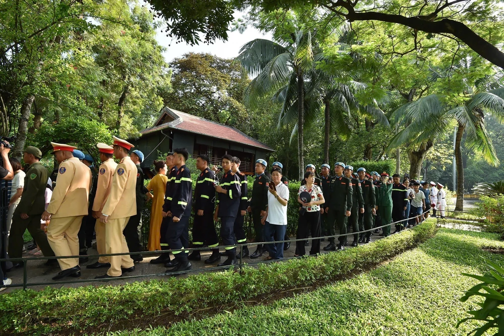 Lực lượng tham gia Lễ diễu binh, diễu hành Quốc khánh 2/9 tham quan Khu Di tích Chủ tịch Hồ Chí Minh tại Phủ Chủ tịch - Ảnh 1.