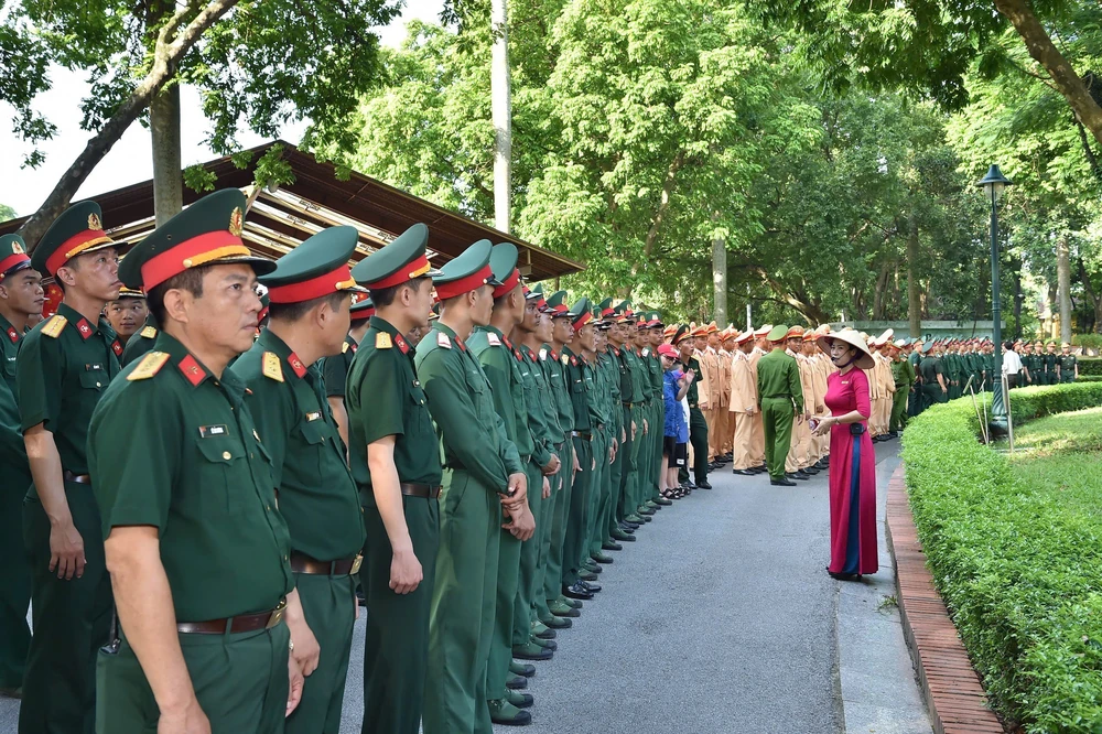 Lực lượng tham gia Lễ diễu binh, diễu hành Quốc khánh 2/9 tham quan Khu Di tích Chủ tịch Hồ Chí Minh tại Phủ Chủ tịch - Ảnh 3.