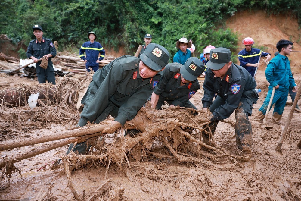 Quân đội quyết liệt giúp địa phương, nhân dân khắc phục hậu quả mưa lũ, sạt lở đất - Ảnh 2. Quân đội quyết liệt giúp địa phương, nhân dân khắc phục hậu quả mưa lũ, sạt lở đất - Ảnh 2.